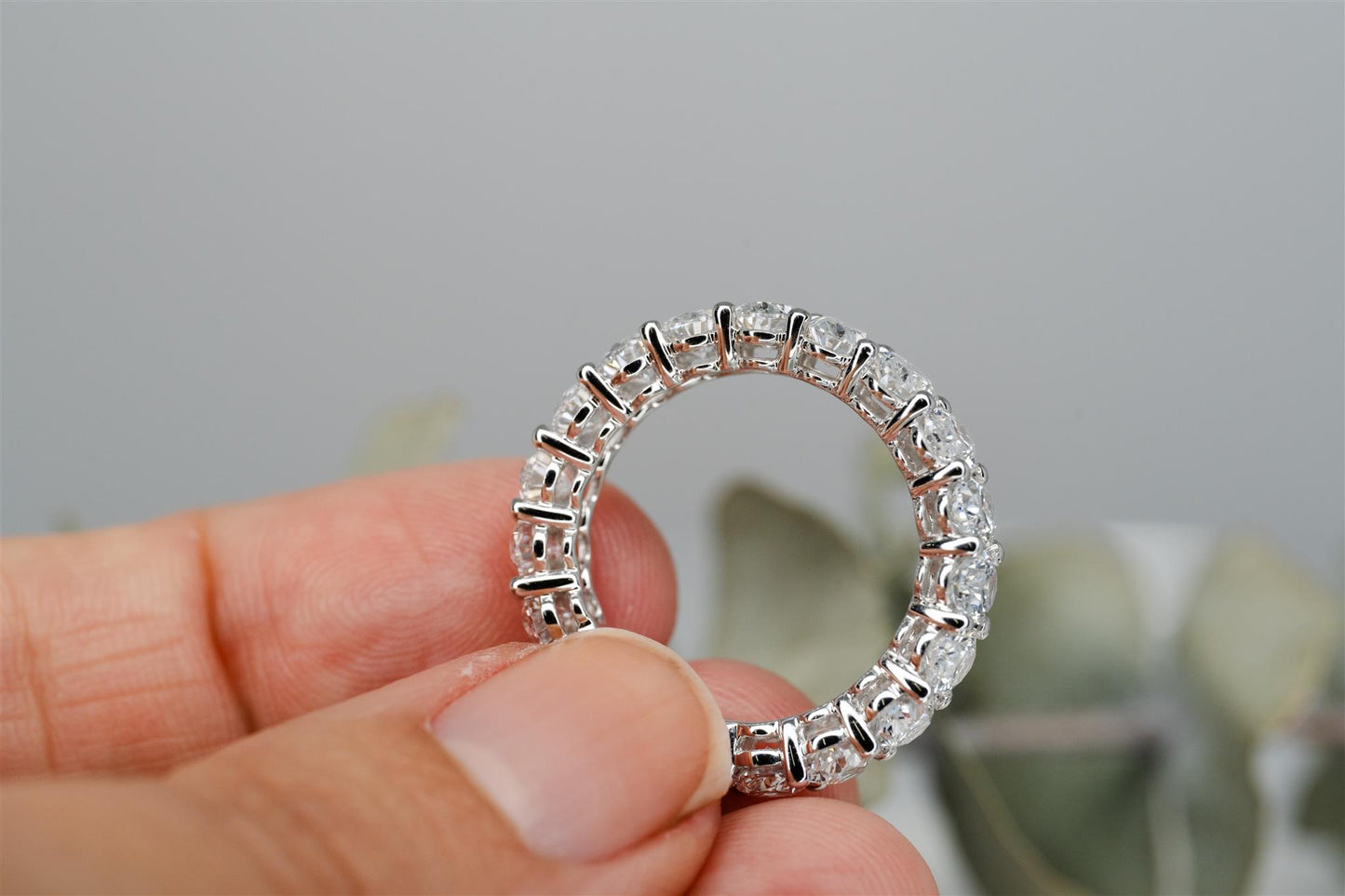 14K White Gold Diamond Oval Anniversary Band sz 6.5