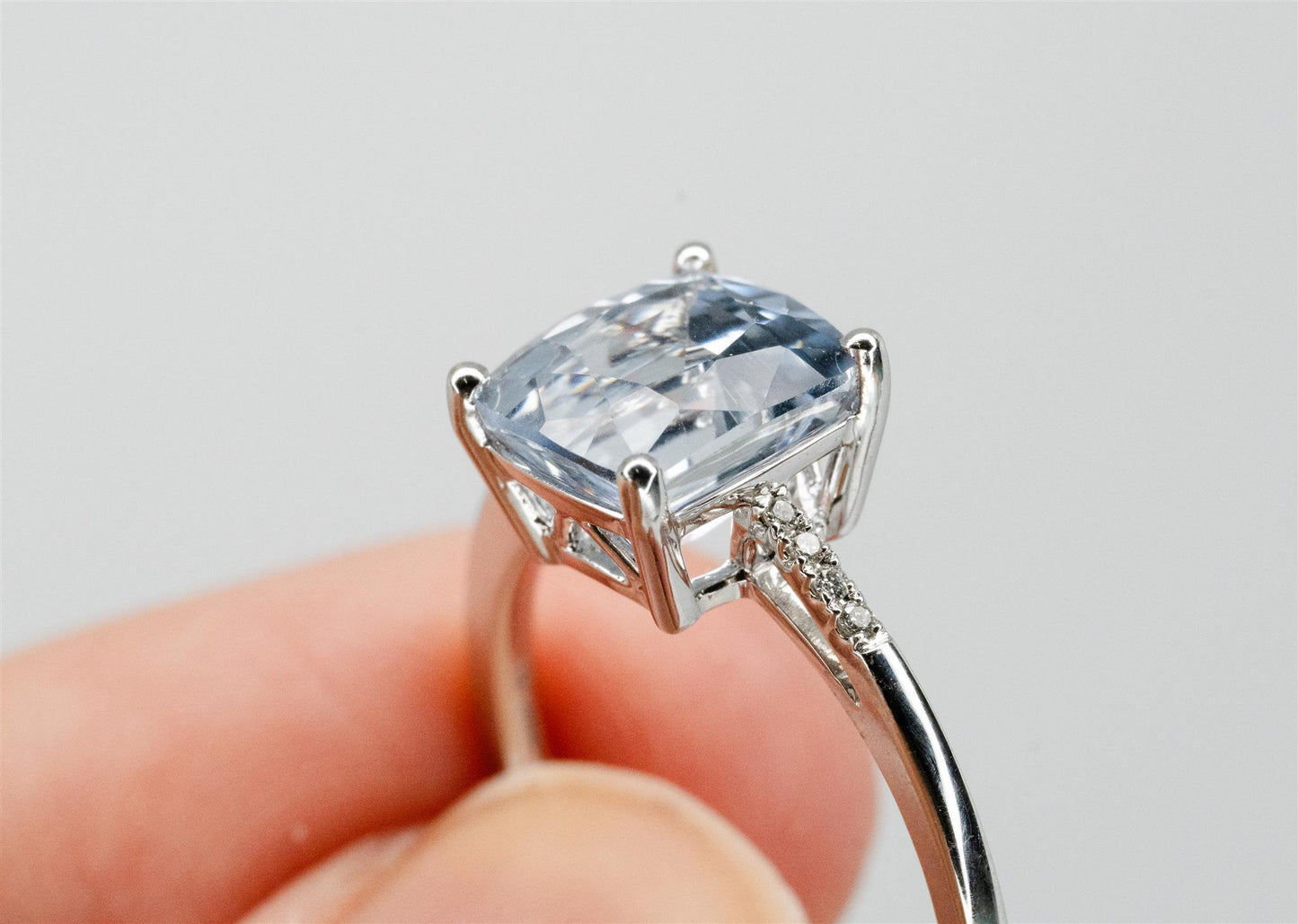 14k White gold Aquamarine and diamond ring